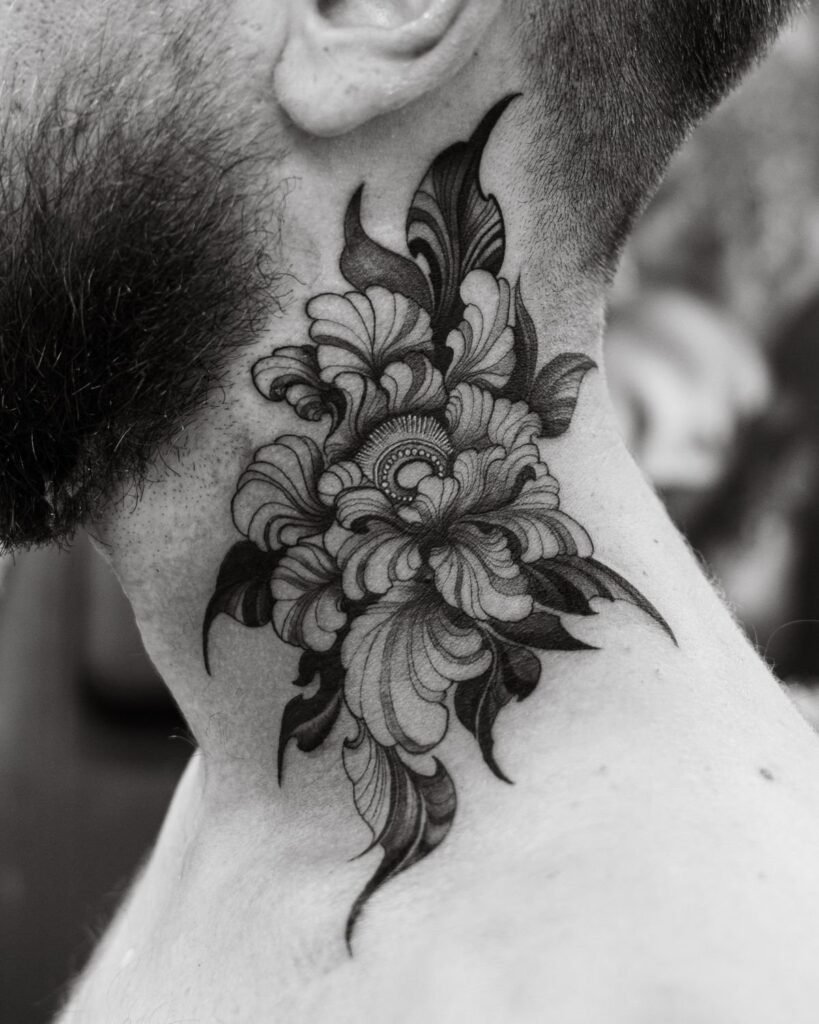 Blumentattoo in feinen schwarzen Linien am Hals, in Schwarzweiß fotografiert
