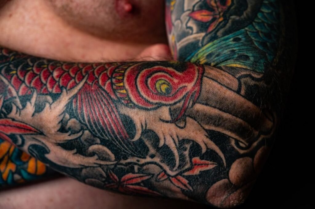 Japanisches Sleeve-Tattoo in Farbe mit einem Koi über den ganzen Arm