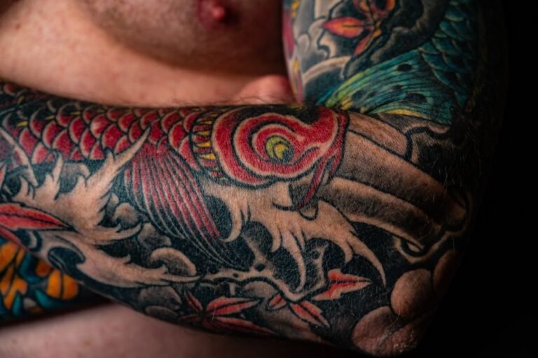 Japanisches Sleeve-Tattoo in Farbe mit einem Koi über den ganzen Arm