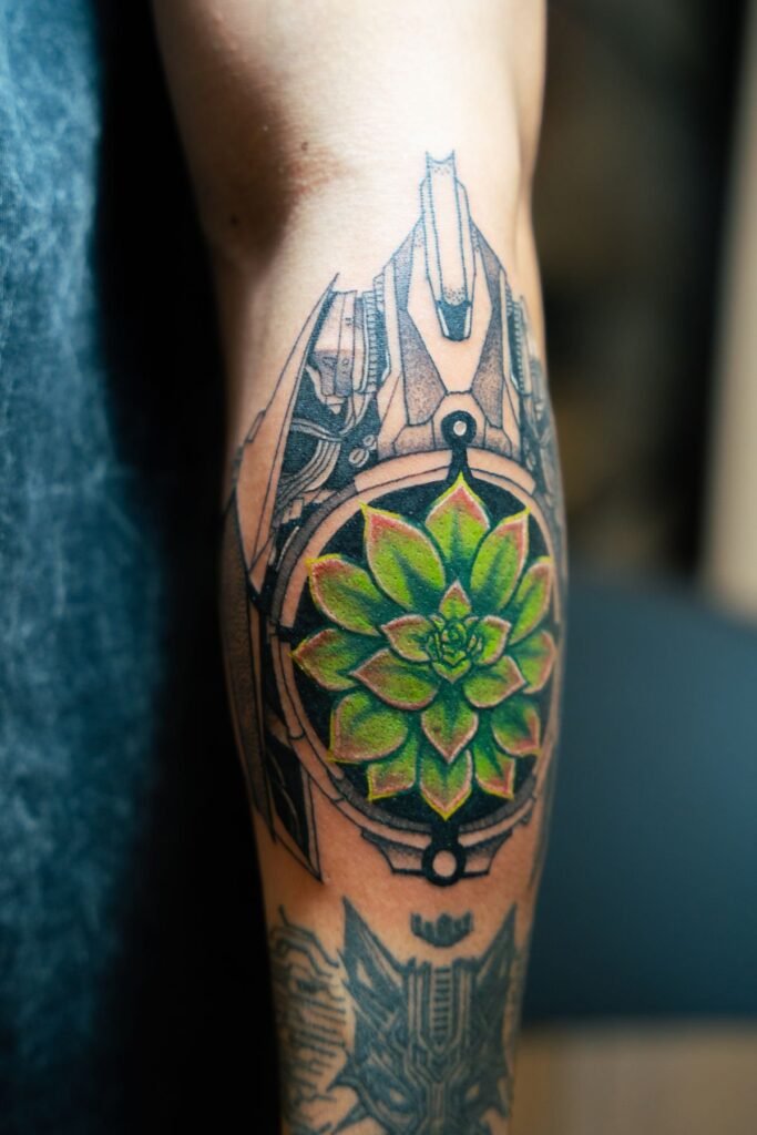 Geometrisches Mandala-Tattoo mit einer grünen Blume in der Mitte an einer Wade